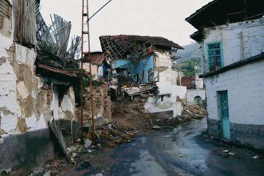 earthquake damage house - Photo by Serkan Gönültaş (Pexels)