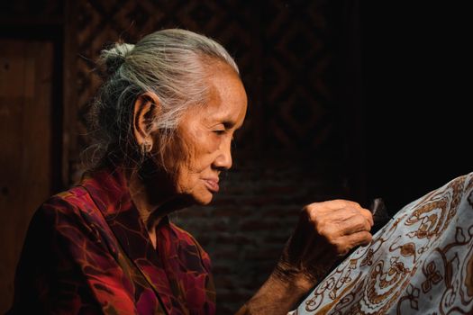 senior elderly woman - Photo by Jauhar Musthofal Qulub (Pexels)