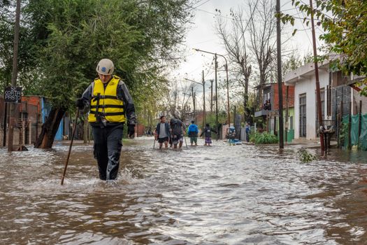 evacuation rescue people - Photo by Juan Moccagatta (Pexels)
