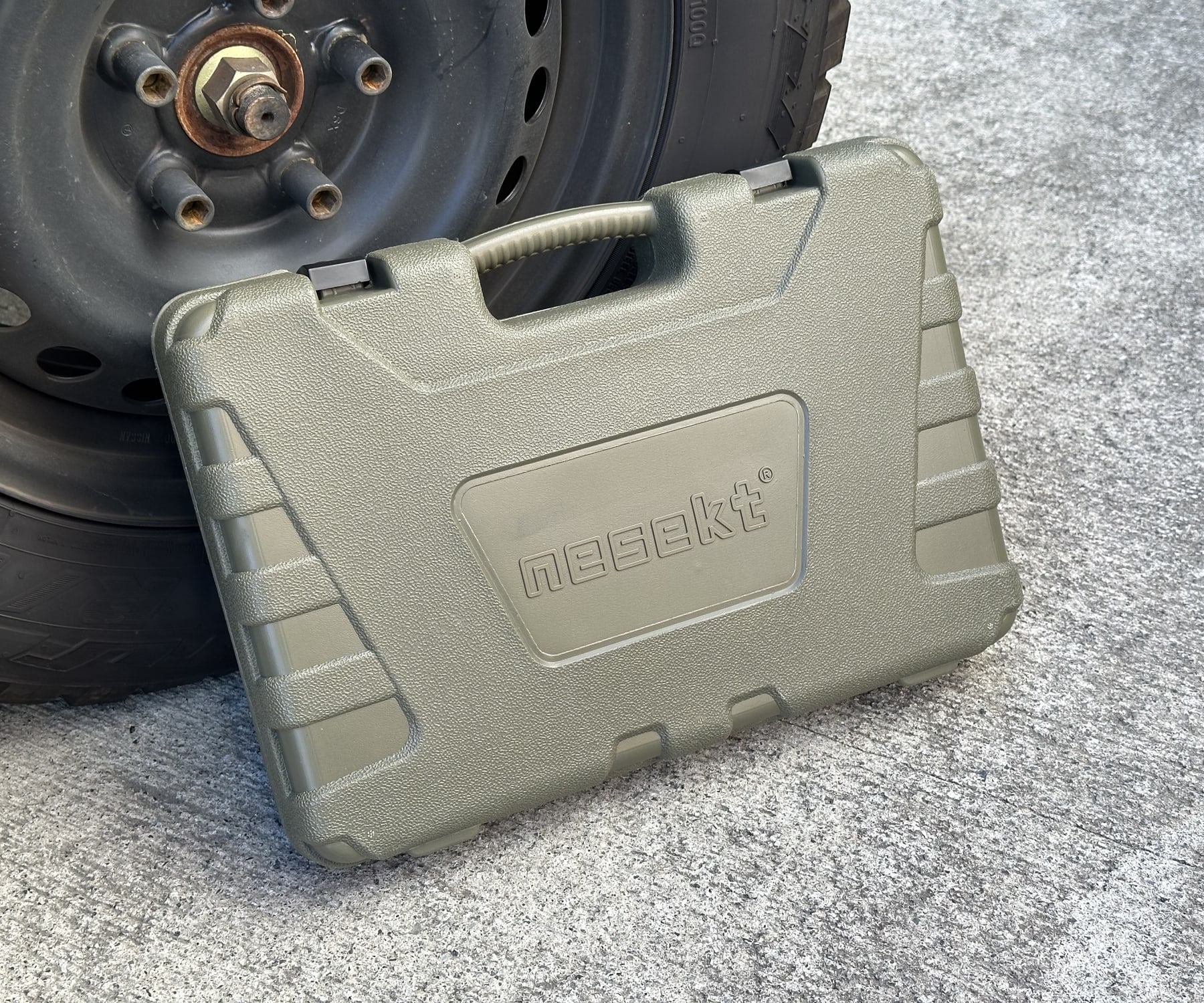 車のそばに置いた現行ツールセット79PCS