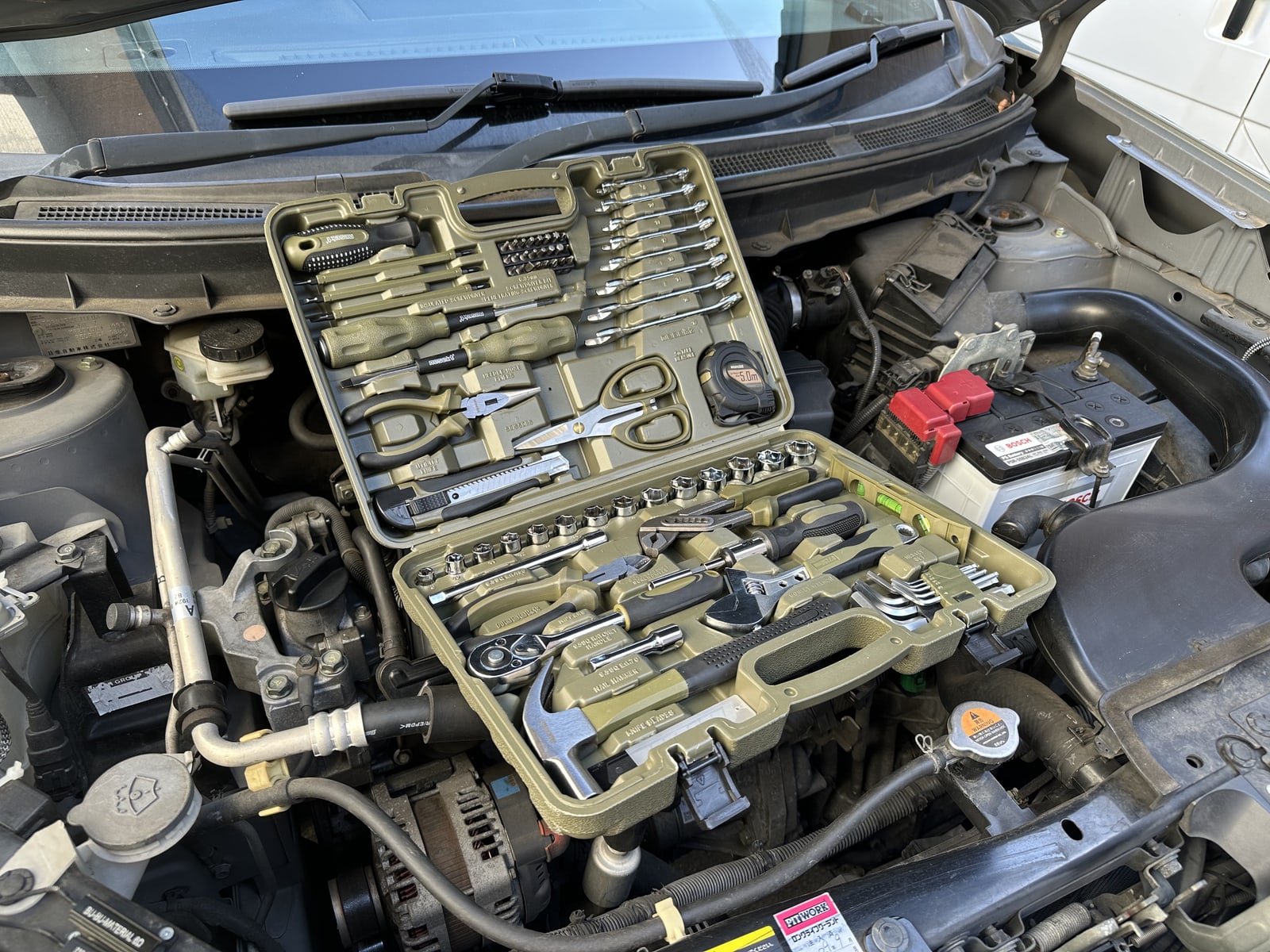 車の整備場面で使用する現行ツールセット79PCS